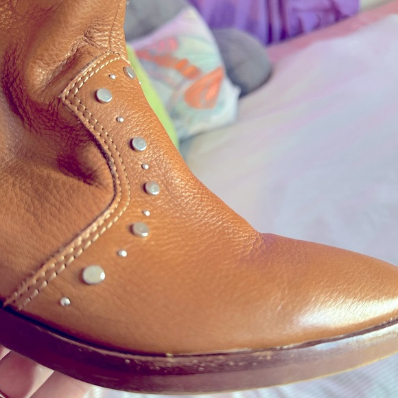 ⭐️DOLCE VITA Silver Studded Ankle Boots, Versatile, Sz. 9.5, Caramel Color 🌹 - Picture 4 of 16